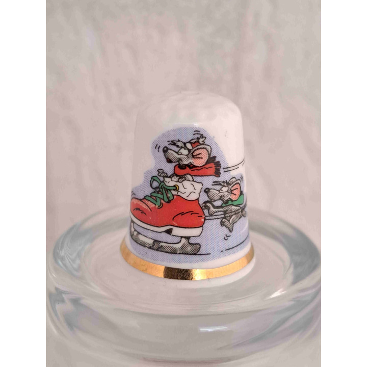 Muizen spelen met een schaats op een porselein vingerhoedje met goud rand