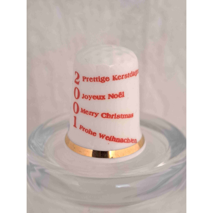 Porseleinen vingerhoedje met Muizen spelen met een schaats  met goud rand - Verzamelobject