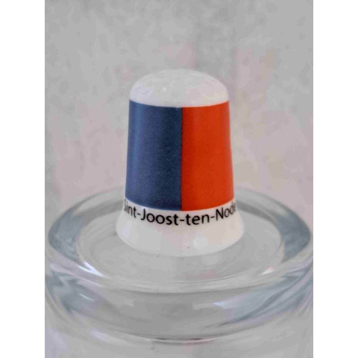 Sint Joost ten Node vlag Belgie op een porselein vingerhoedje