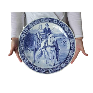 Bruidspaar op een rijtuig Regout Maastricht Delfts blauw wandbord