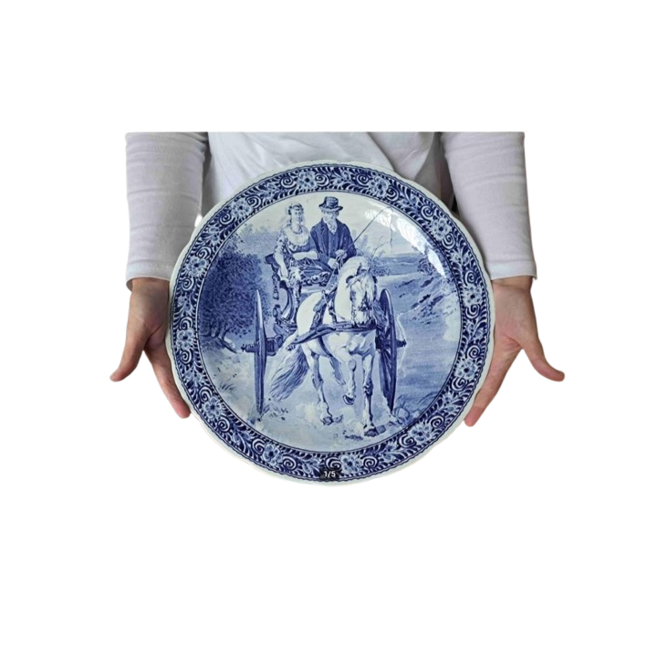 Bruidspaar op een rijtuig Regout Maastricht Delfts blauw wandbord