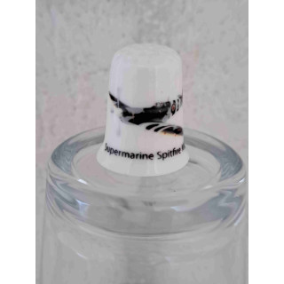 Supermarine Spitfire MK IX vliegtuig op een porselein vingerhoedje