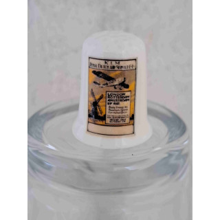 KLM reclame met Fokker F.VII vliegtuig en molen op een vingerhoedje KLM reclame met Fokker F.VII vliegtuig en molen op een vingerhoedje