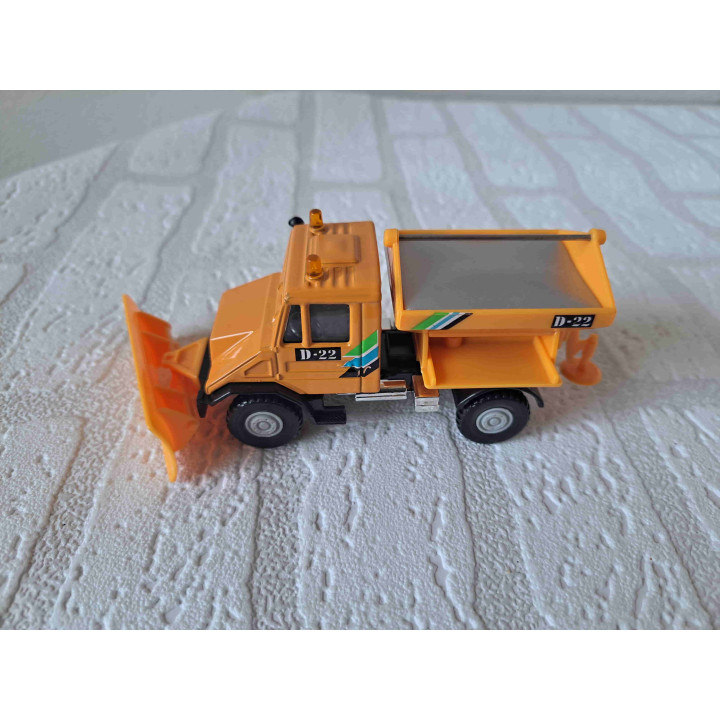 Mercedes Unimog sneeuwschuiver-strooiwagen Welly - modelauto