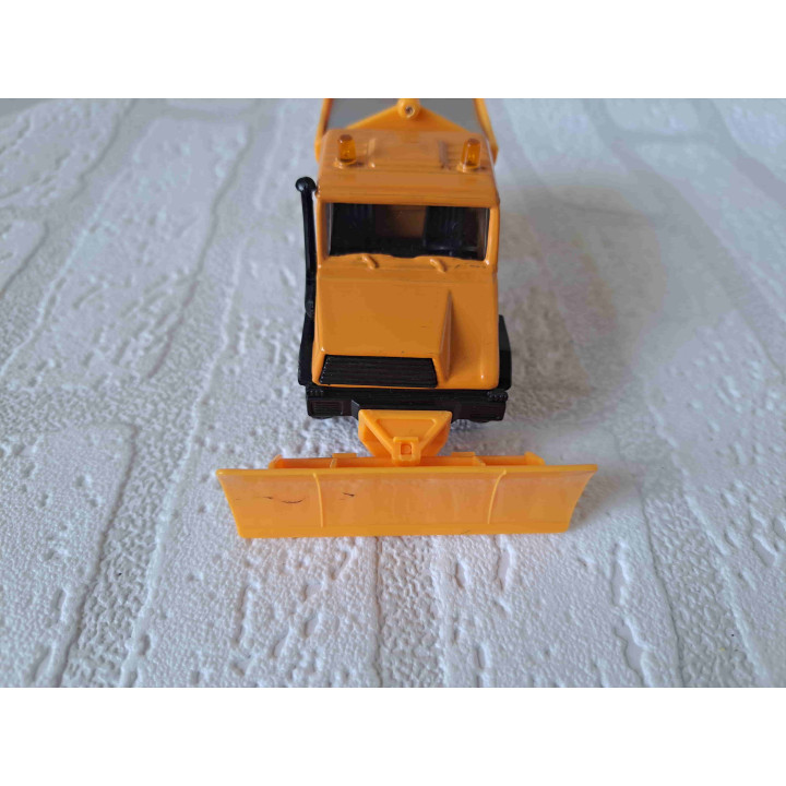 Mercedes Unimog sneeuwschuiver-strooiwagen Welly - modelauto