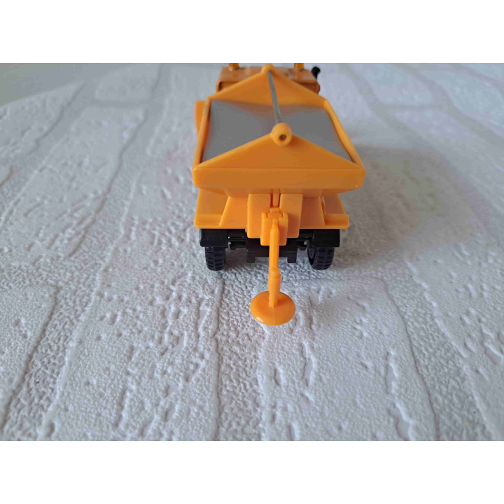 Mercedes Unimog sneeuwschuiver-strooiwagen Welly - modelauto
