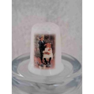 Porseleinen vingerhoedje met Meisje laat haar knippen  - Verzamelobject