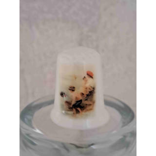 Kinderen spelen bij het water op een vingerhoedje