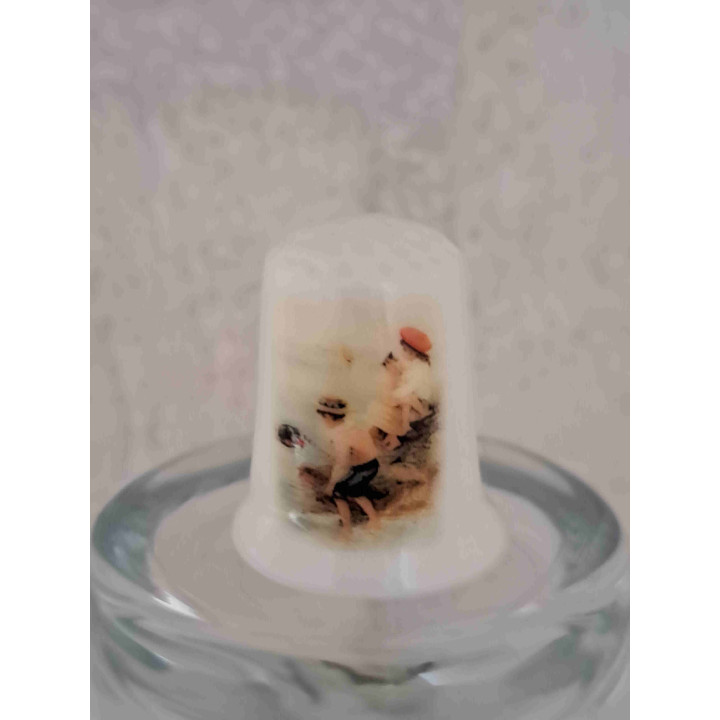 Kinderen spelen bij het water op een vingerhoedje