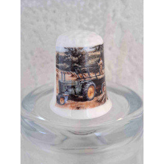 Hooi bewerken op het land met een tractor op een vingerhoedje