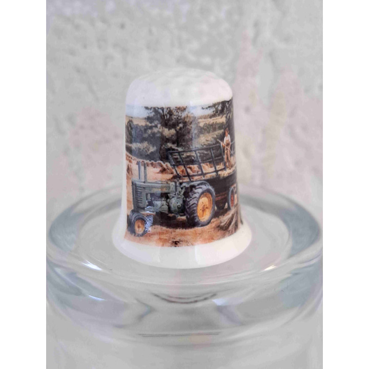 Hooi bewerken op het land met een tractor op een vingerhoedje