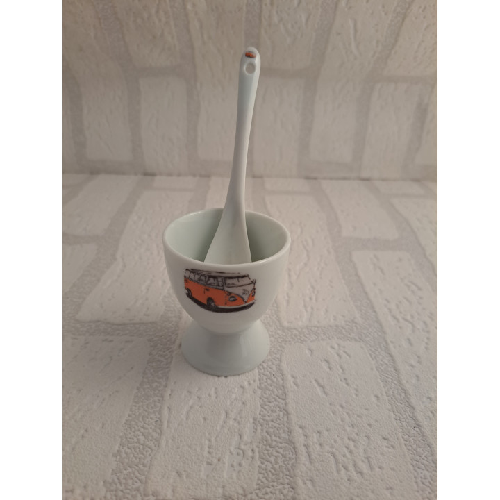 Eierdopje en lepeltje met oranje Volkswagen combi bus