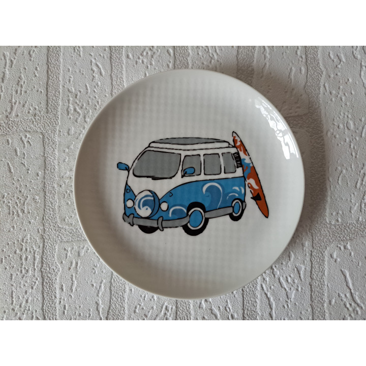 Volkswagen combi bus blauw met surfplank op een geribbeld ontbijtbord