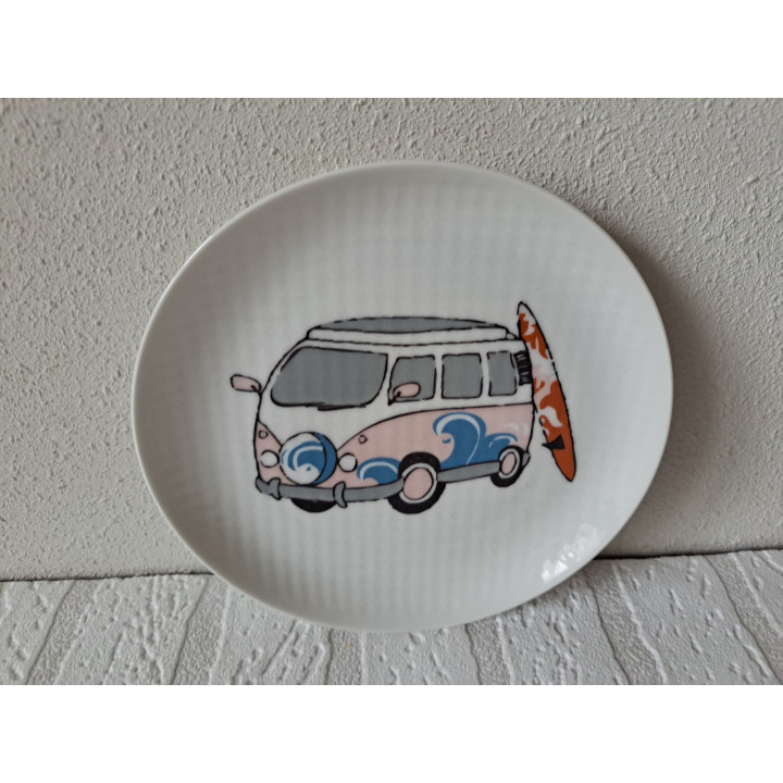 Volkswagen combi bus roze met surfplank op een geribbeld ontbijtbord