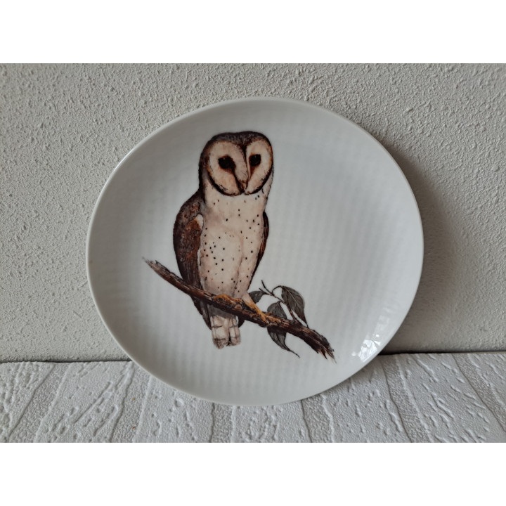 Uil op tak afbeelding op een geribbeld ontbijtbord Uil op tak afbeelding op een geribbeld ontbijtbord