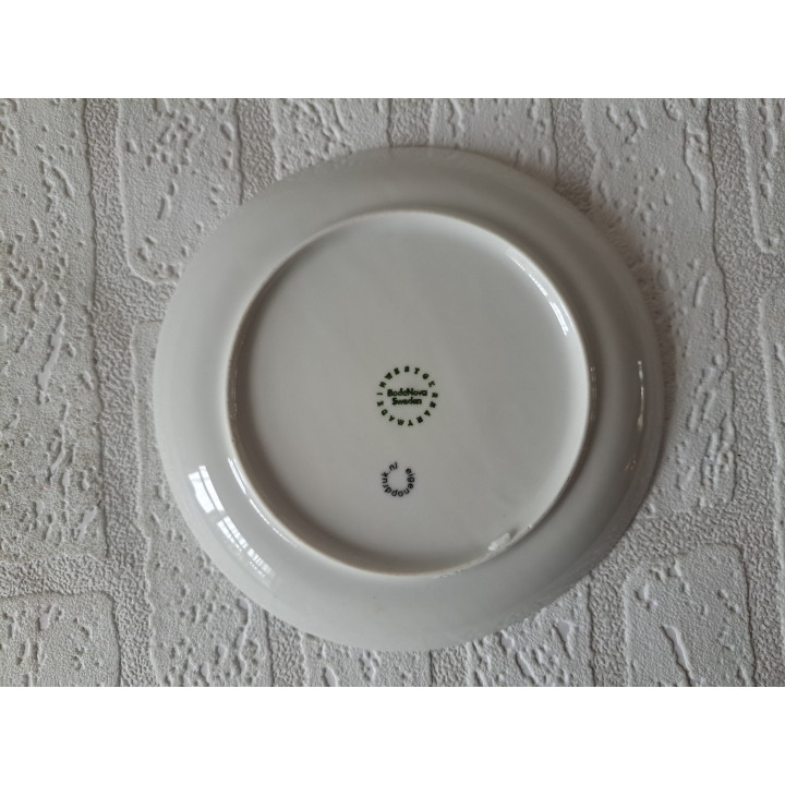 Uil op tak afbeelding op een geribbeld ontbijtbord - handgemaakt Uil op tak afbeelding op een geribbeld ontbijtbord - handgemaakt