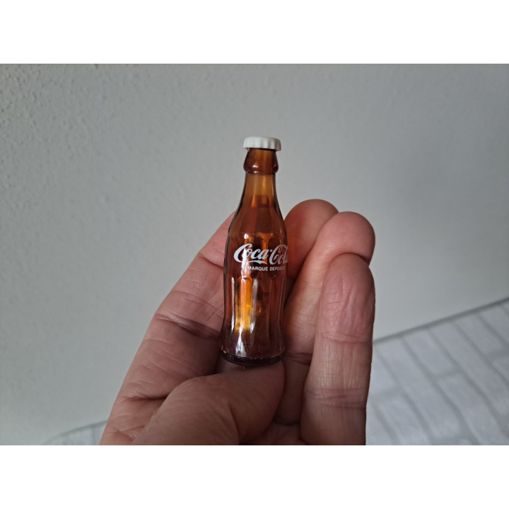 Coca Cola flesje van Kunststof met punterslijper D2xH7cm