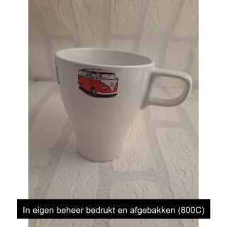 Beker met rondom rode Volkswagen combi bussen