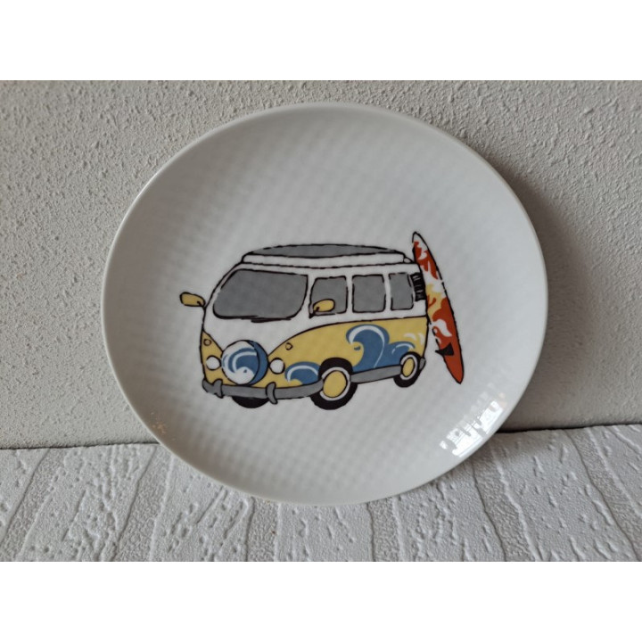 Volkswagen combi bus geel met surfplank op een ontbijtbord