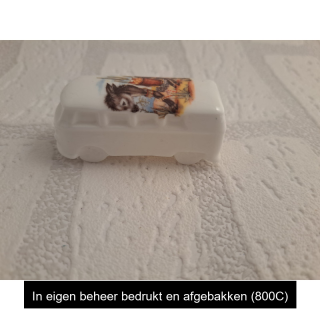 Volkswagen bus met Ezel met mand, porselein 6x2.5x2.5cm