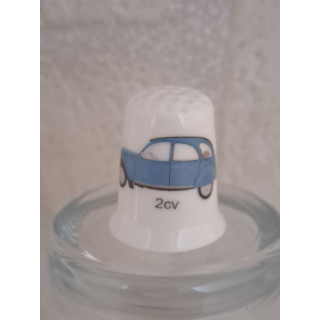 Lichtblauwe Citroen 2CV op een vingerhoedje