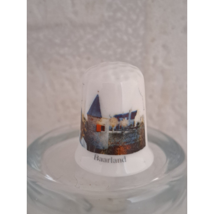 Kasteel Slot Baarland in de gemeente Borsele op een porselein vingerhoedje Kasteel Slot Baarland in de gemeente Borsele op een porselein vingerhoedje