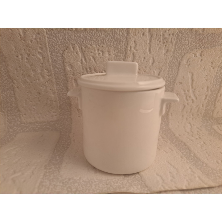 Suikerpotje met meisje zittend op heuvel, porselein D7xH8cm - handgemaakt