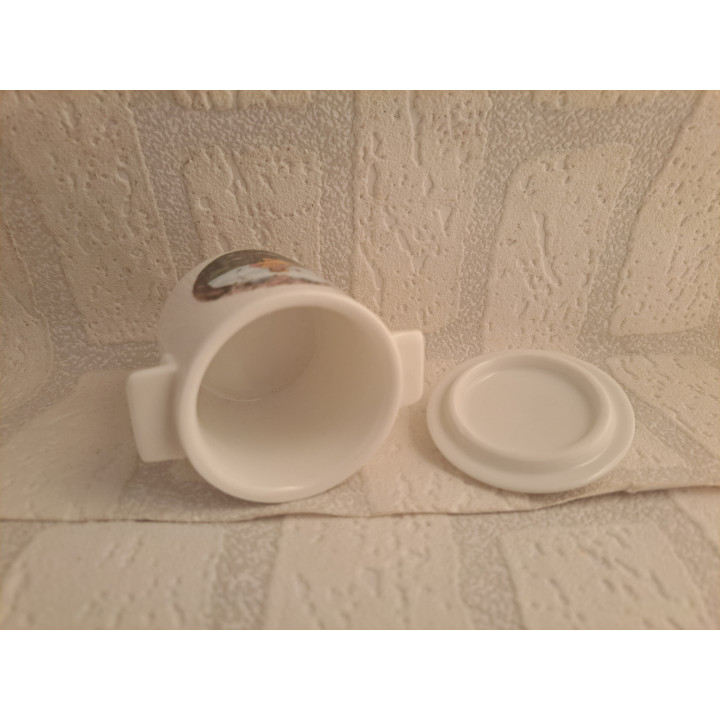 Suikerpotje met meisje zittend op heuvel, porselein D7xH8cm - handgemaakt