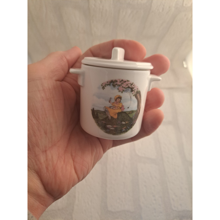 Suikerpotje met meisje zittend op heuvel, porselein D7xH8cm - handgemaakt