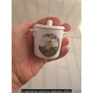 Suikerpotje met meisje zittend op heuvel, porselein D7xH8cm