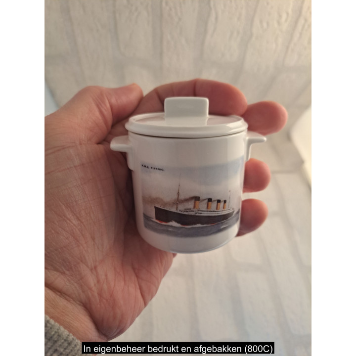 Suikerpotje met passagiersschip Titanic, porselein D7xH8cm