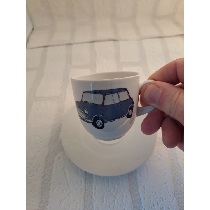 Kop en schotel van porselein met blauwe Mini Cooper tekening - handgemaakt