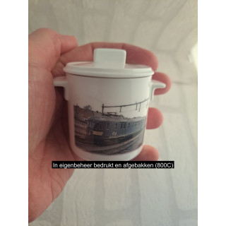Suikerpotje met een Nederlandse trein, porselein D7xH8cm