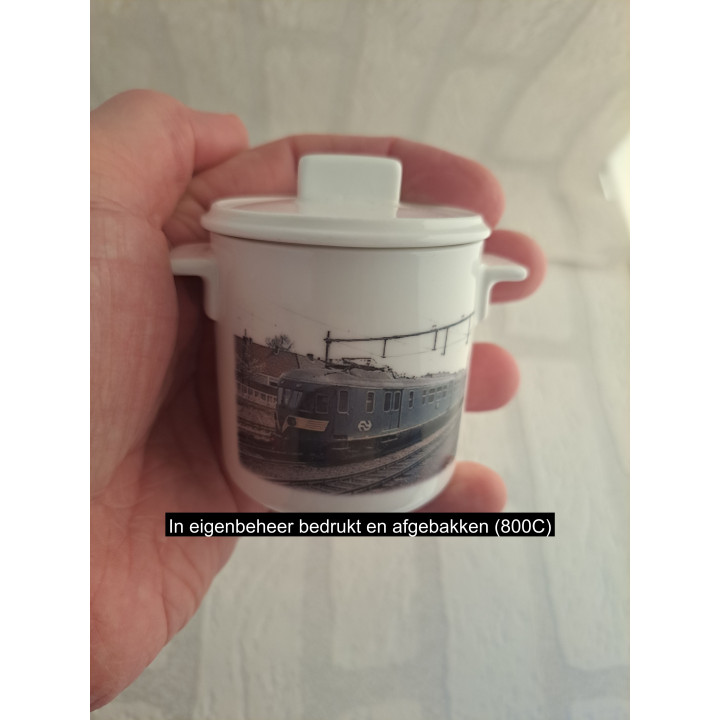 Suikerpotje met een Nederlandse trein, porselein D7xH8cm