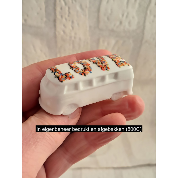 Porseleinen Miniatuur Volkswagen Bus met LOVE Letters - Handbedrukt