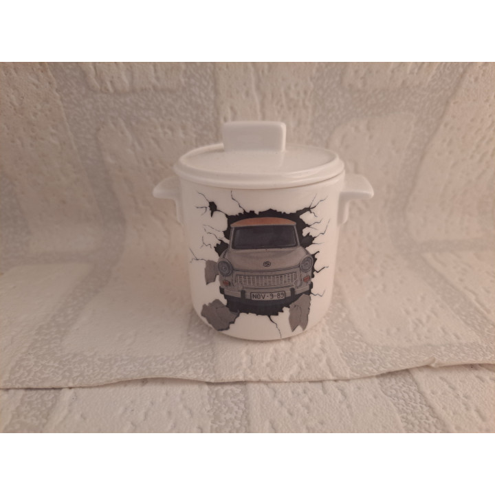 Suikerpotje Trabant door de muur, porselein D7xH8cm - handgemaakt