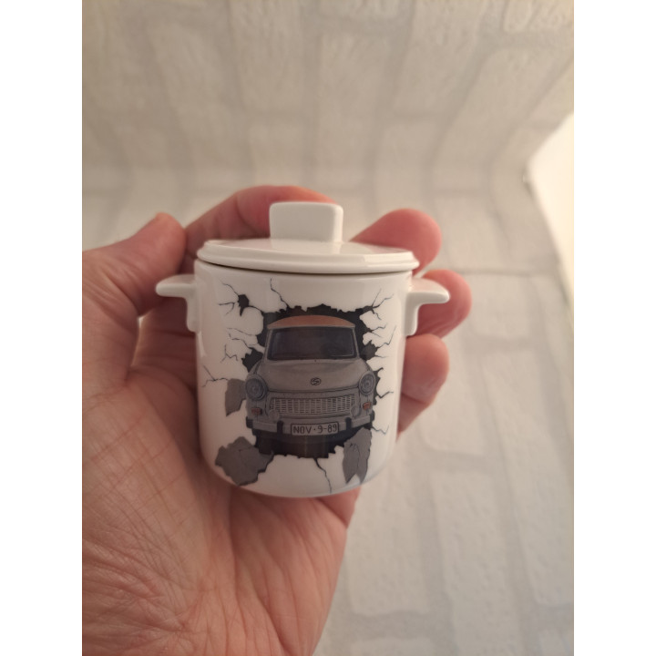 Suikerpotje Trabant door de muur, porselein D7xH8cm - handgemaakt