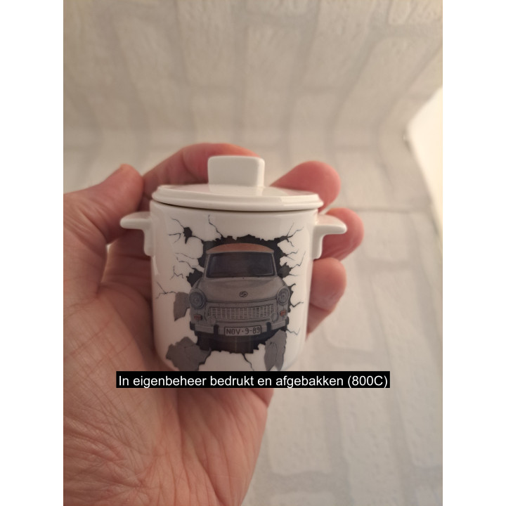 Suikerpotje Trabant door de muur, porselein D7xH8cm