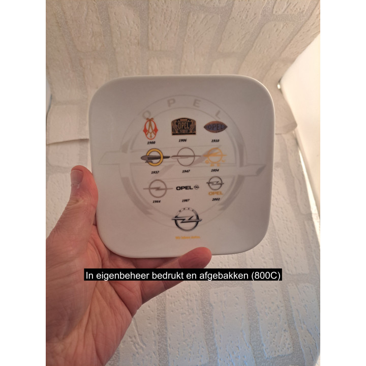 Ontbijtbord met historische Opel Logos, porslein 15x15x15cm
