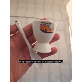 Eierdopje en lepeltje van porselein met oranje Volkswagen combi bus