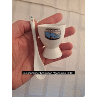 Eierdopje en lepeltje van porselein met blauw Volkswagen bus
