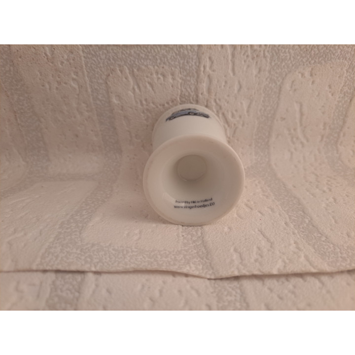 Eierdopje van porselein met lichtblauwe Trabant 601 tekening - handgemaakt