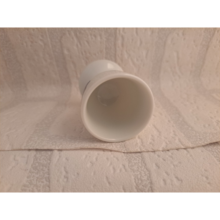 Eierdopje van porselein met lichtblauwe Trabant 601 tekening - handgemaakt