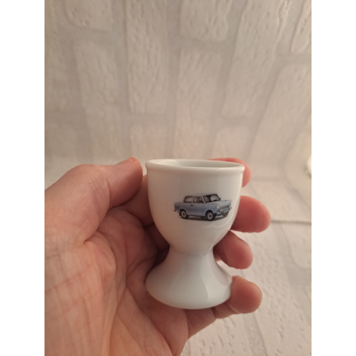 Eierdopje van porselein met lichtblauwe Trabant 601 tekening - handgemaakt