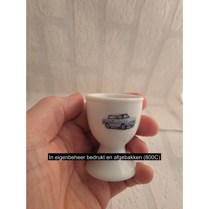 Eierdopje van porselein met lichtblauwe Trabant 601 tekening