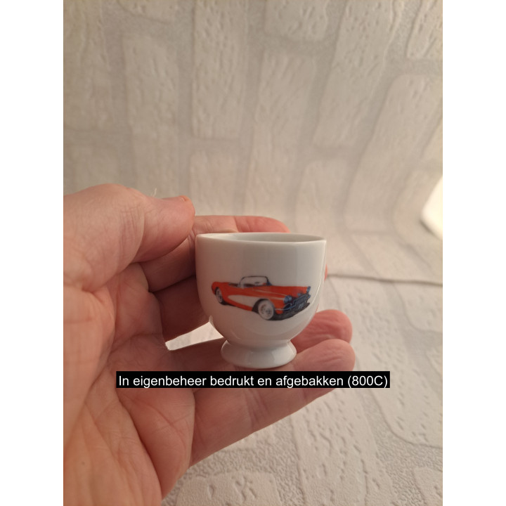 Eierdopje van porselein met Chevrolet Corvette C1 4.5x4.5cm