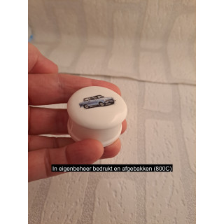 Pillendoosje met Trabant 601, porselein D4.5xH2.5cm