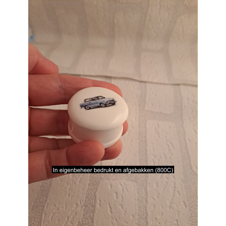 Pillendoosje met Trabant 601, porselein D4.5xH2.5cm