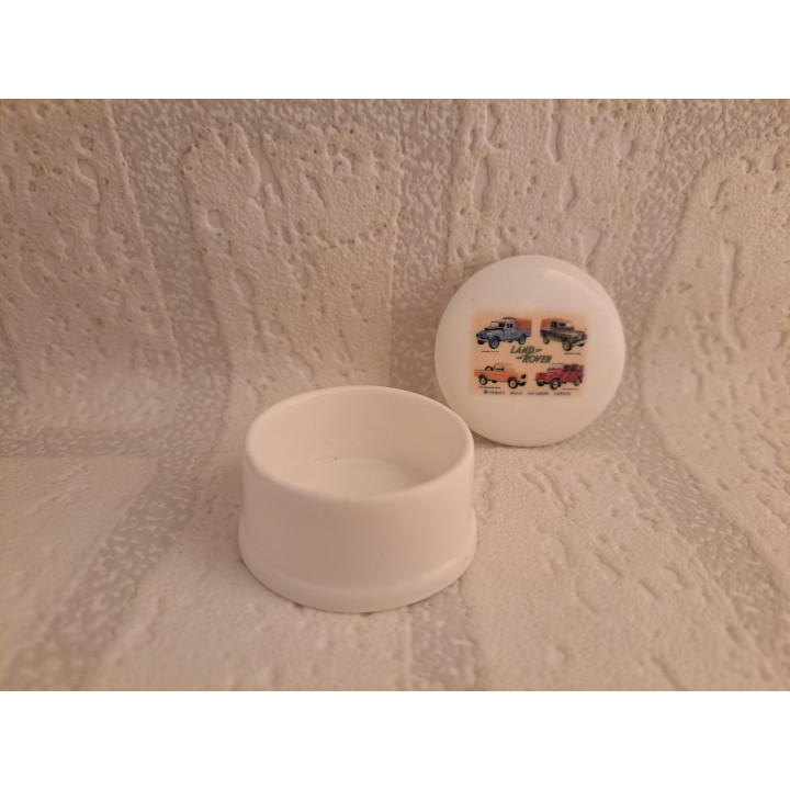 Pillendoos met Land Rover Defender, porselein D4.5xH2.5cm - handgemaakt