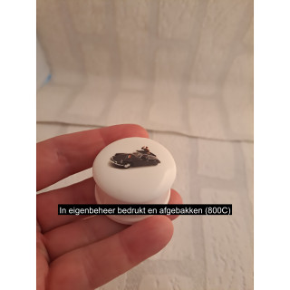 Pillendoosje met Citroen DS 21, porselein D4.5xH2.5cm